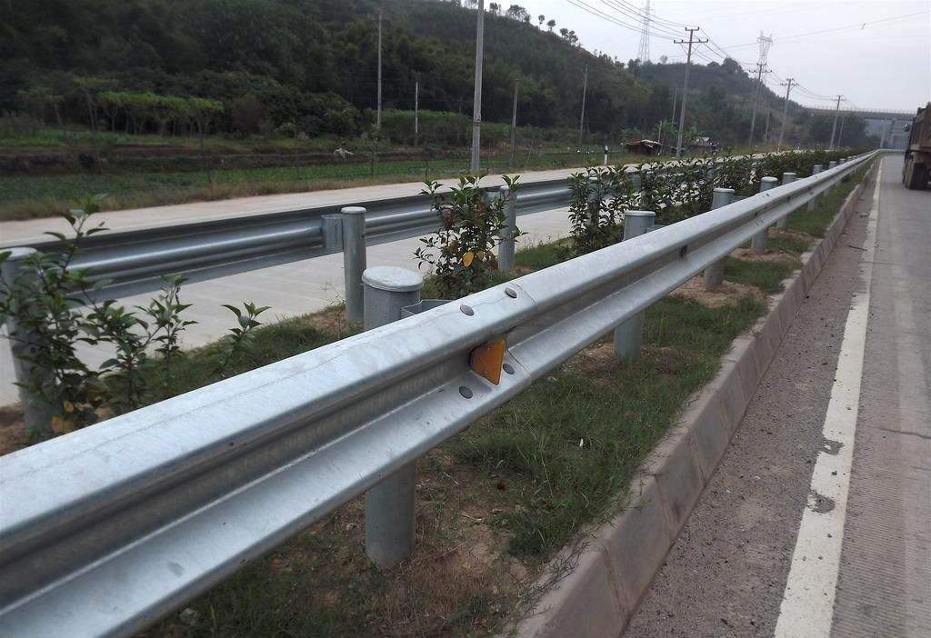 交通護(hù)欄,交通設(shè)施欄桿,交通鋅鋼護(hù)欄